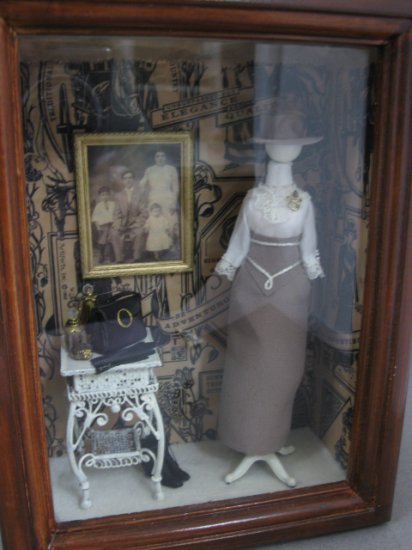 Mannequin in Box Scene - Click Image to Close